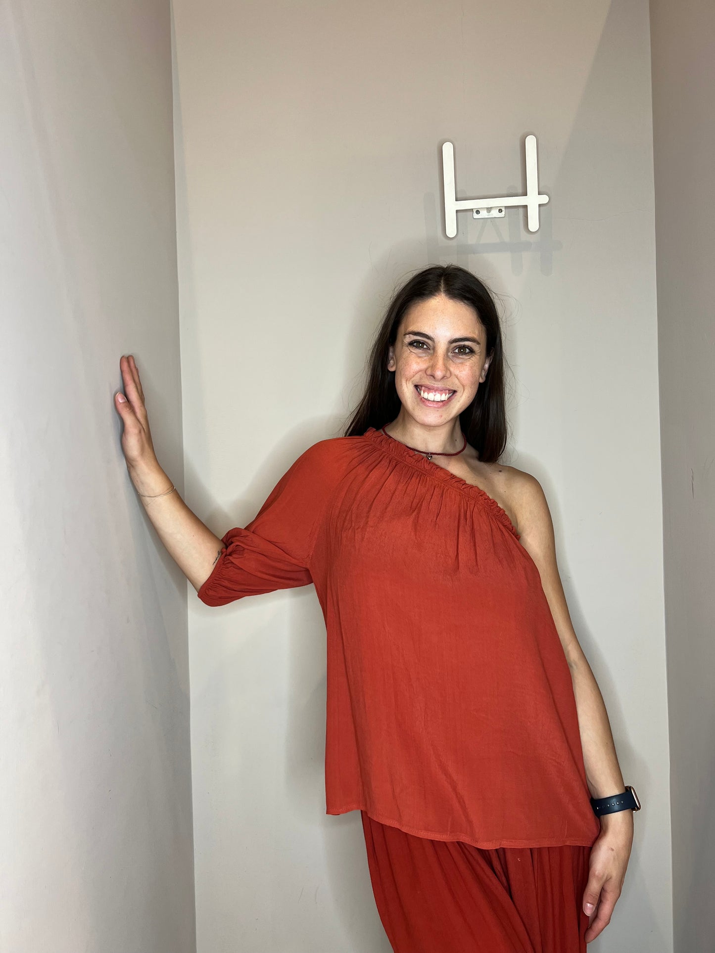 blusa monospalla