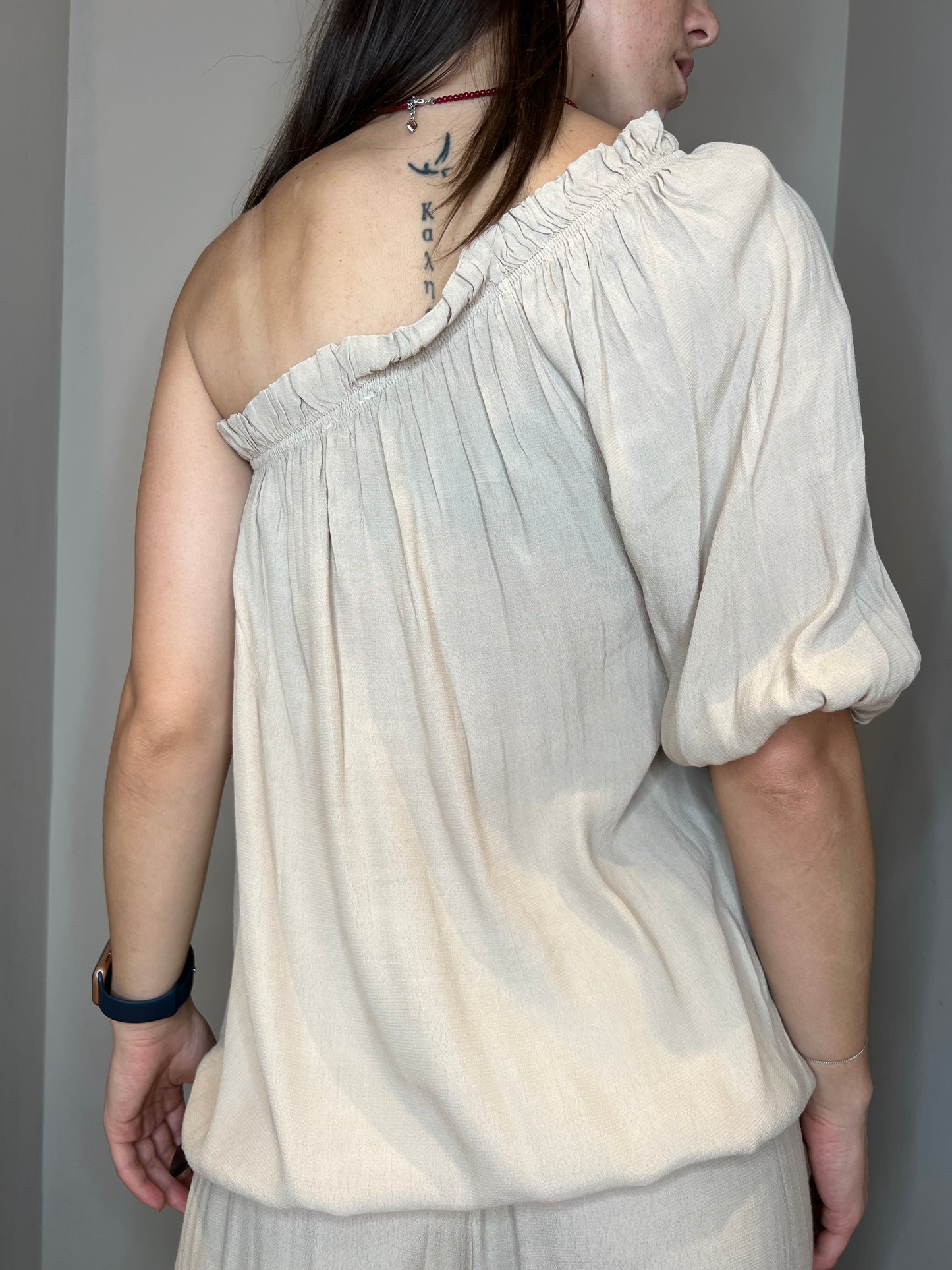 blusa monospalla