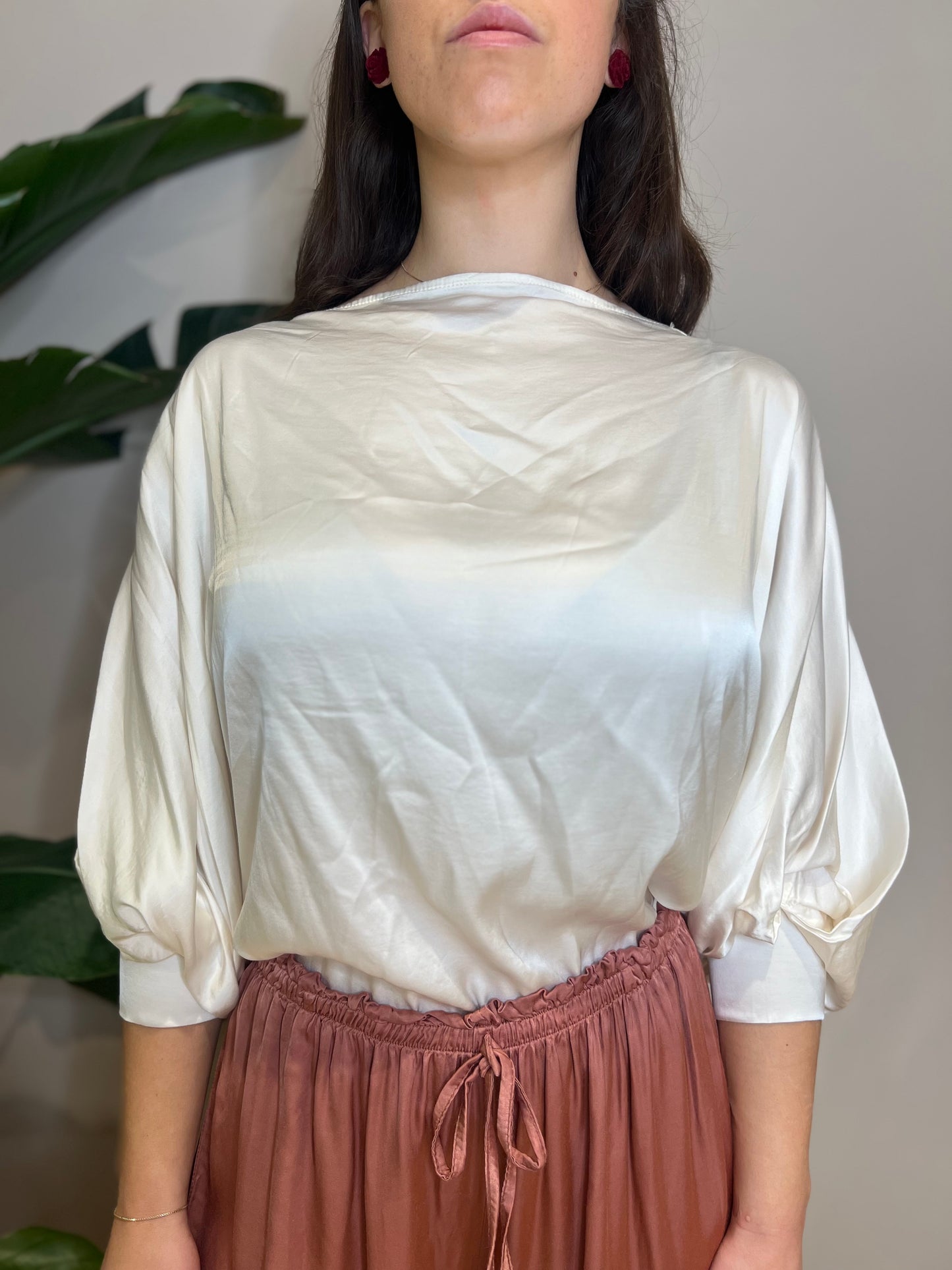 Maglia raso con scollo a barca