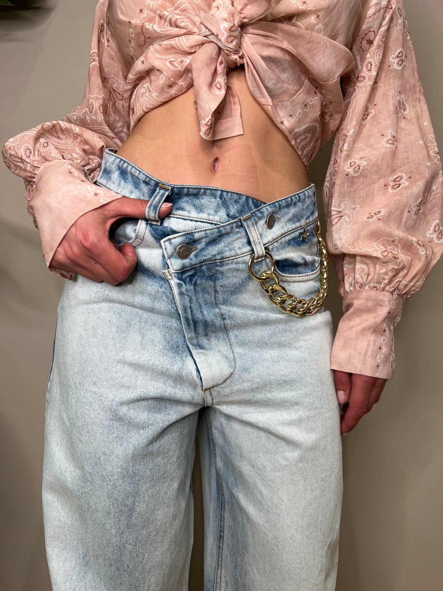 Jeans abbottonatura ad incrocio