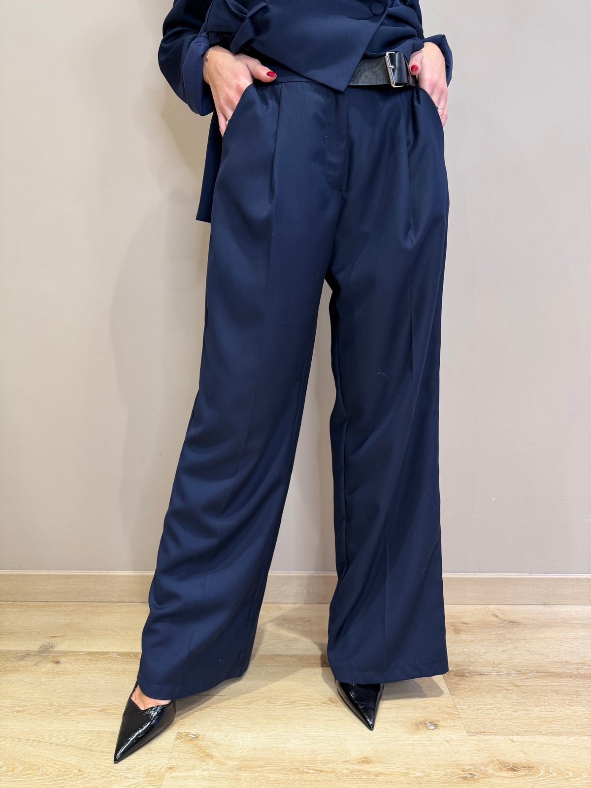 Pantalone palazzo con cintura regolabile