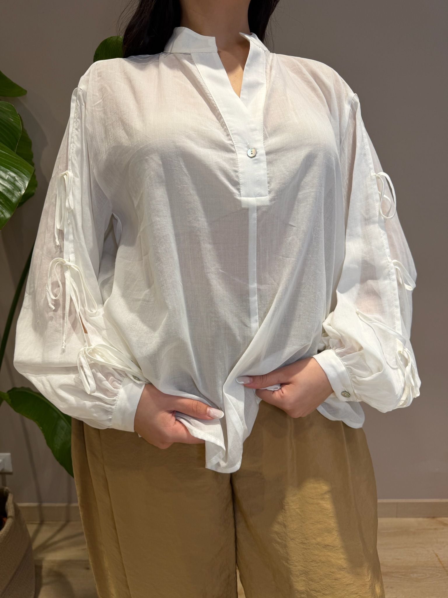 Camicia con fiocchi nella maniche