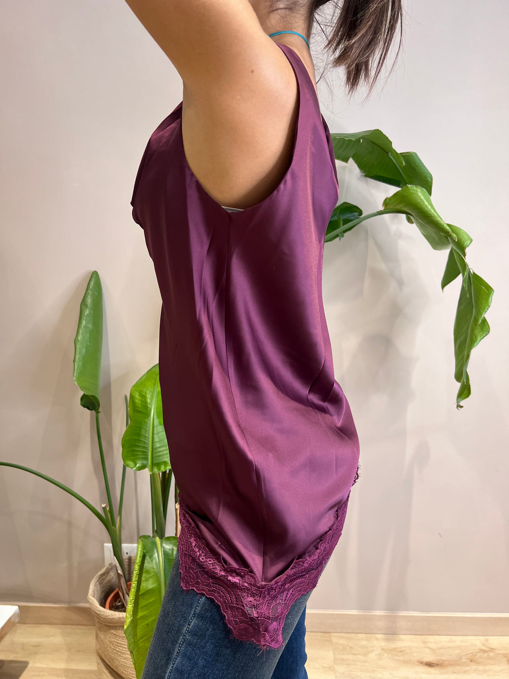 Top satin spalla larga