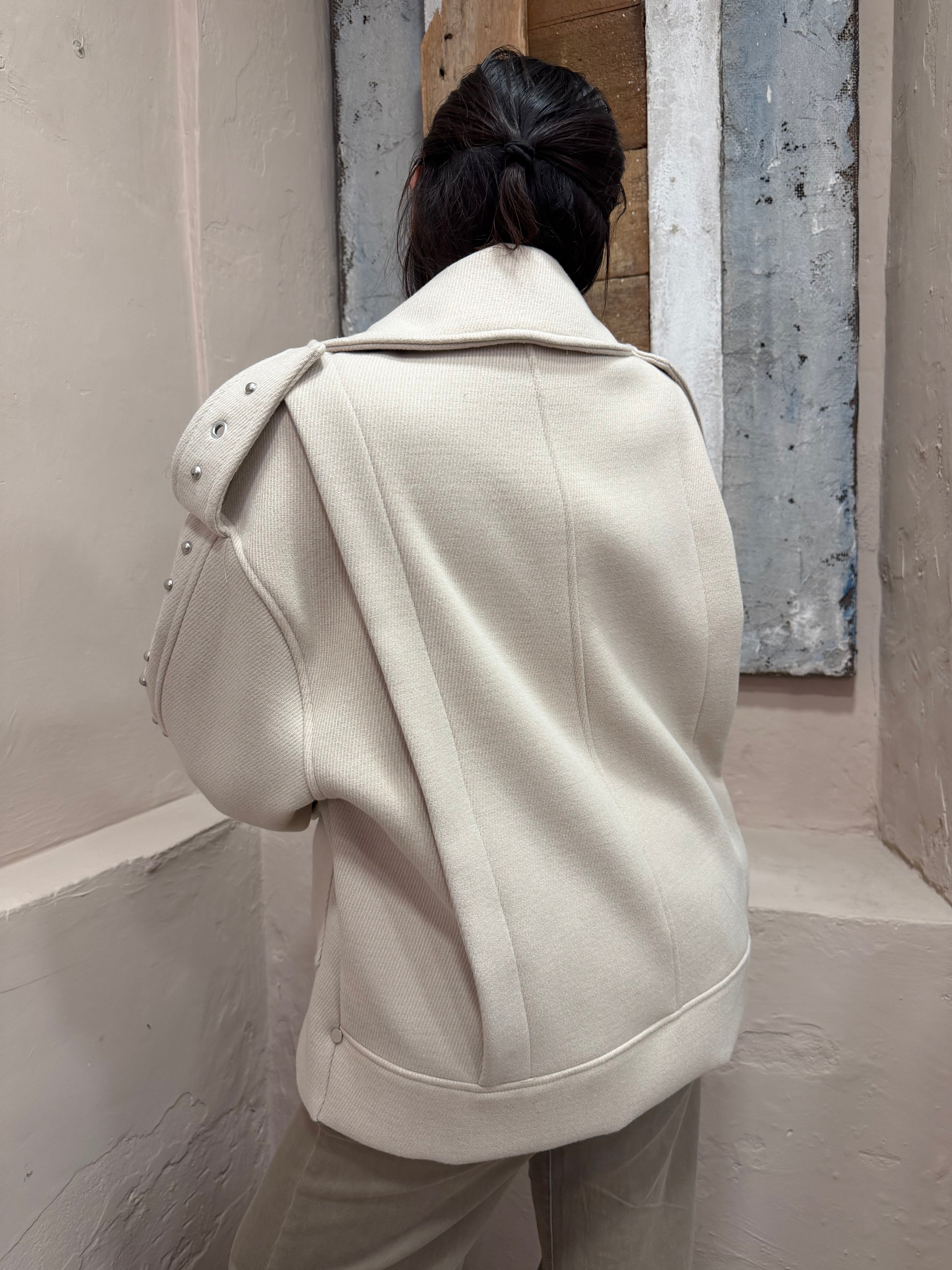 Cappotto panna borchiato