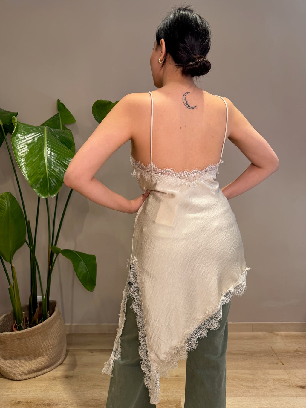 Abito in Raso con Inserto in Pizzo – Elegante e Femminile