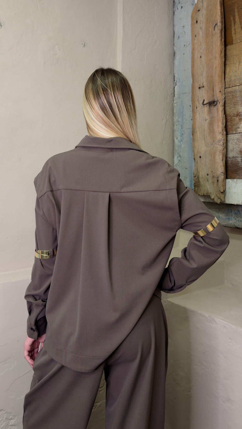 Camicia fango con bracciale