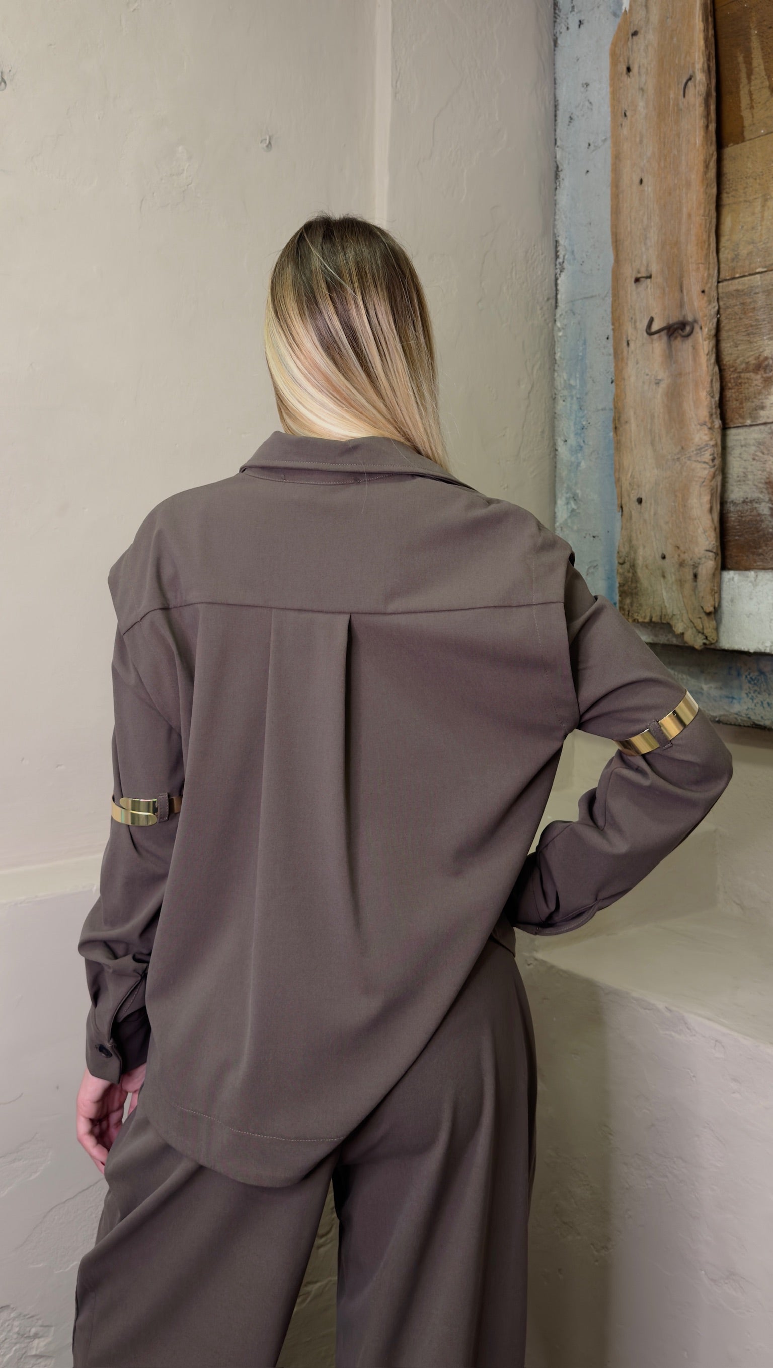 Camicia fango con bracciale