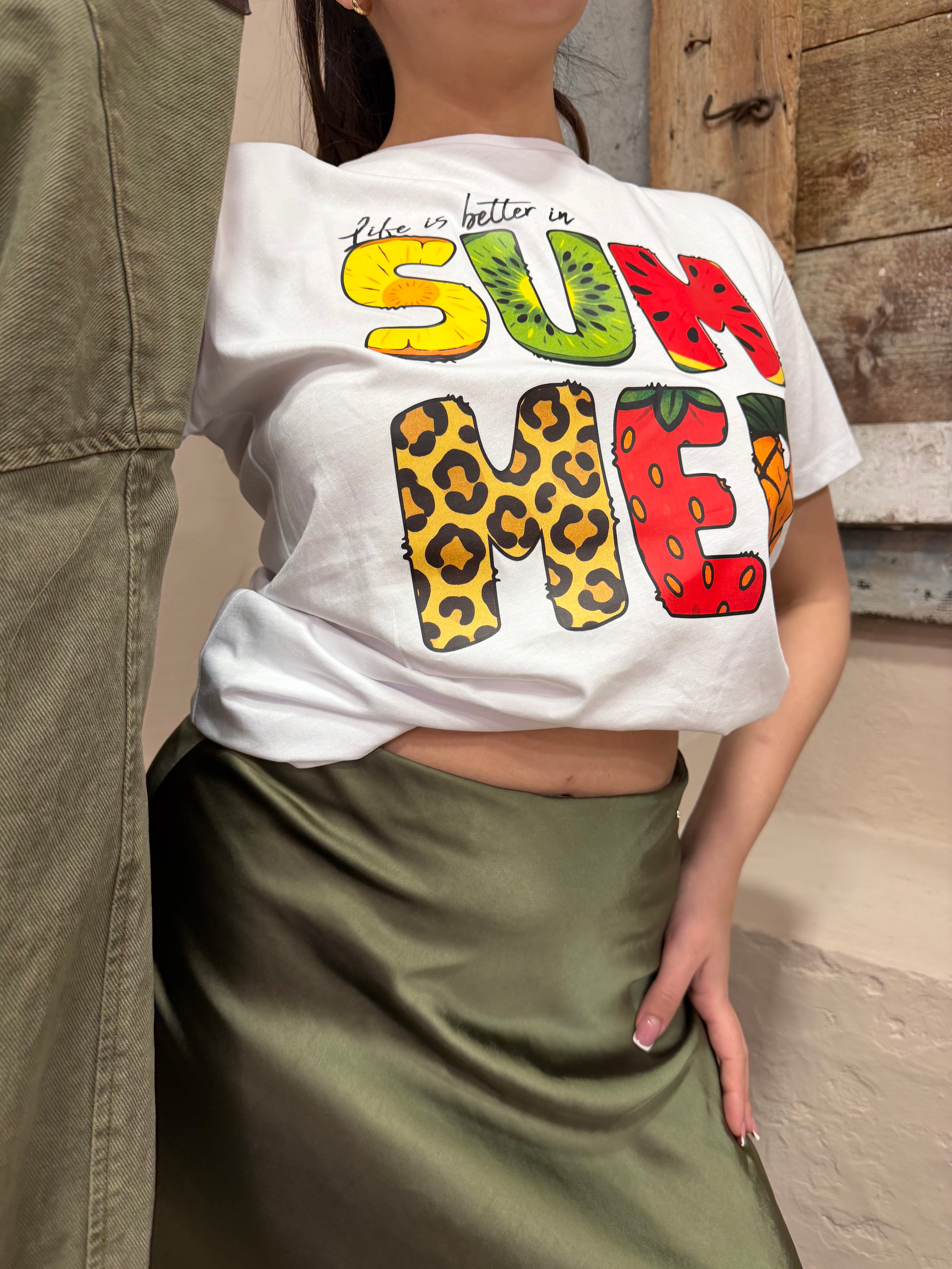 T-shirt bianco con scritta a colori