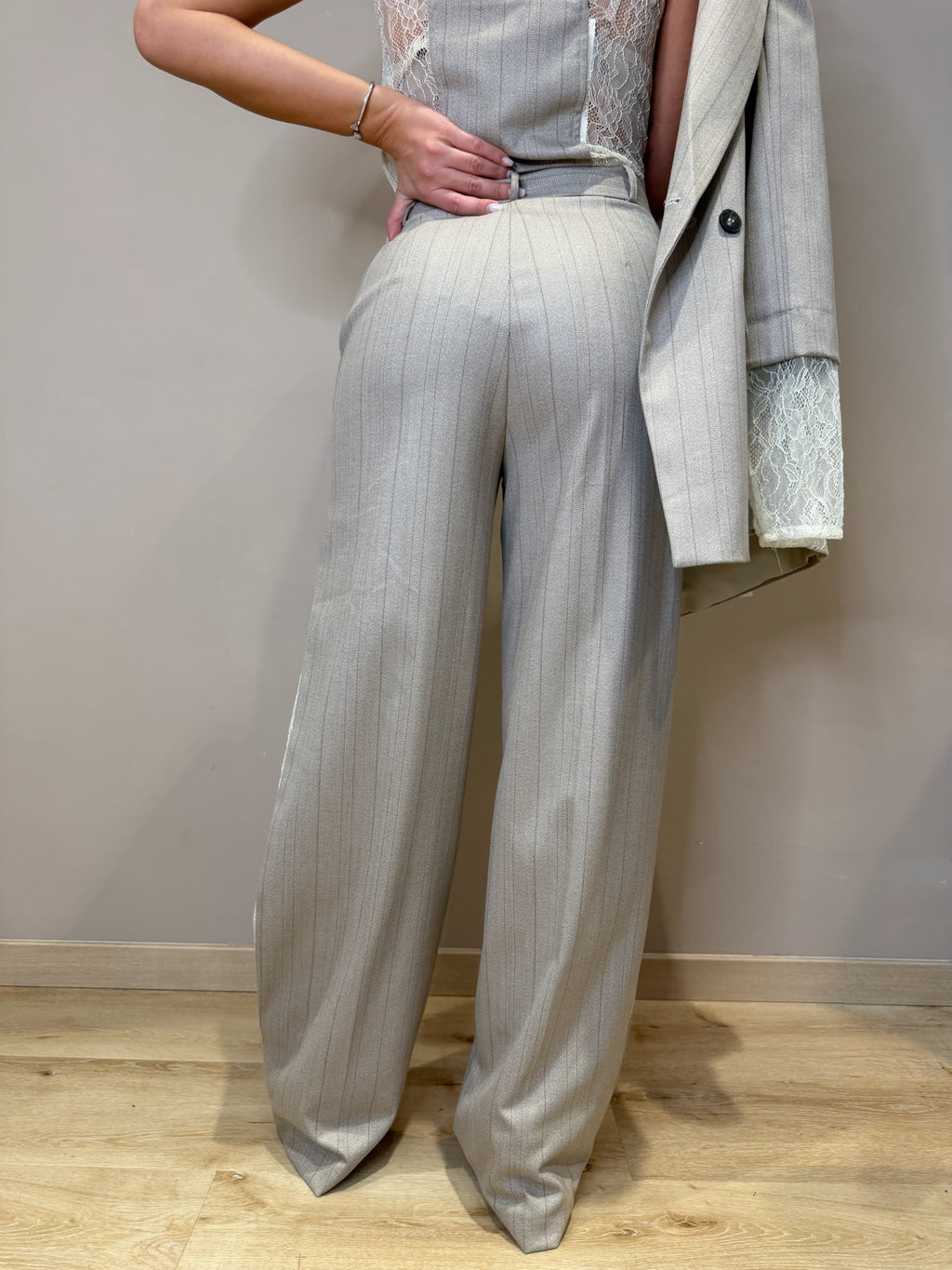Pantalone gessato dettaglio pizzo