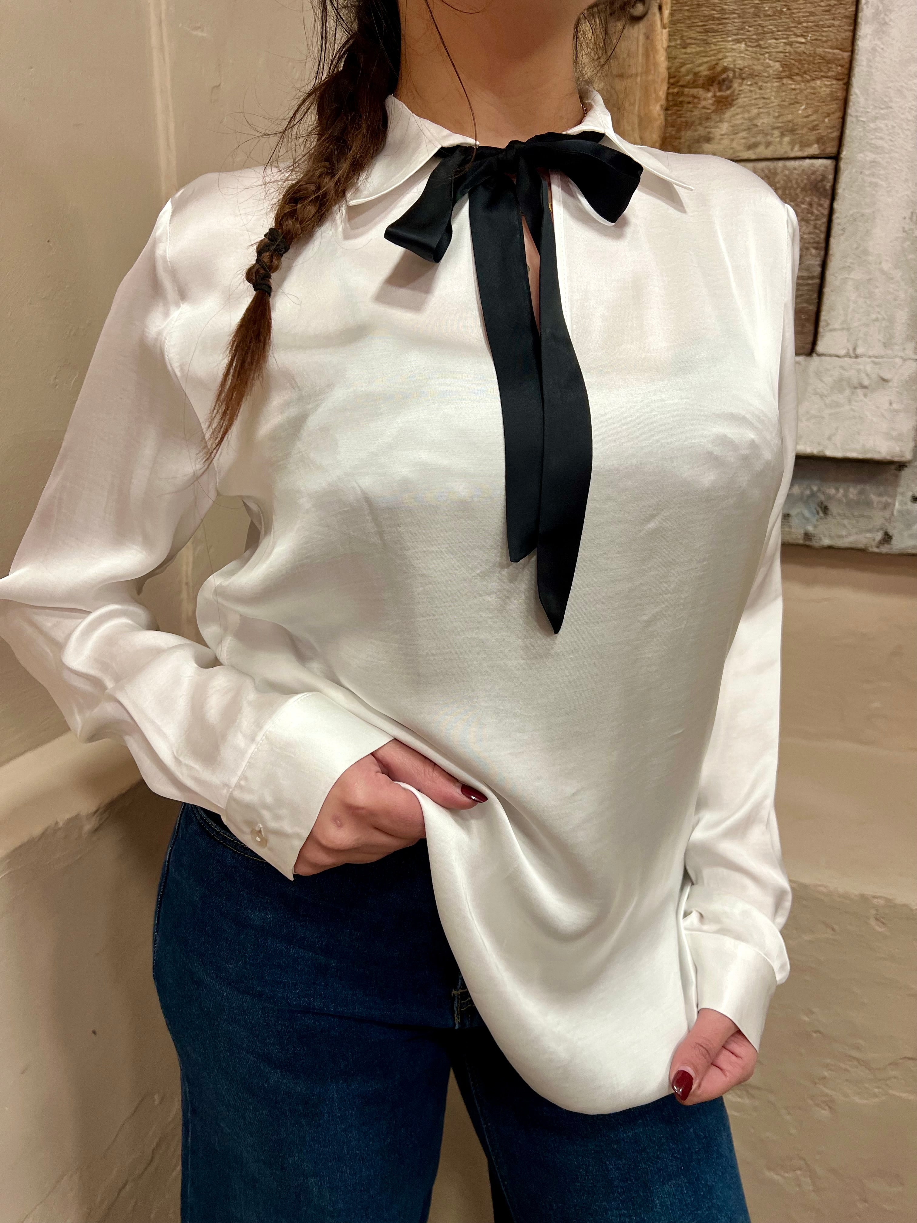 Camicia bianca con fiocco nero