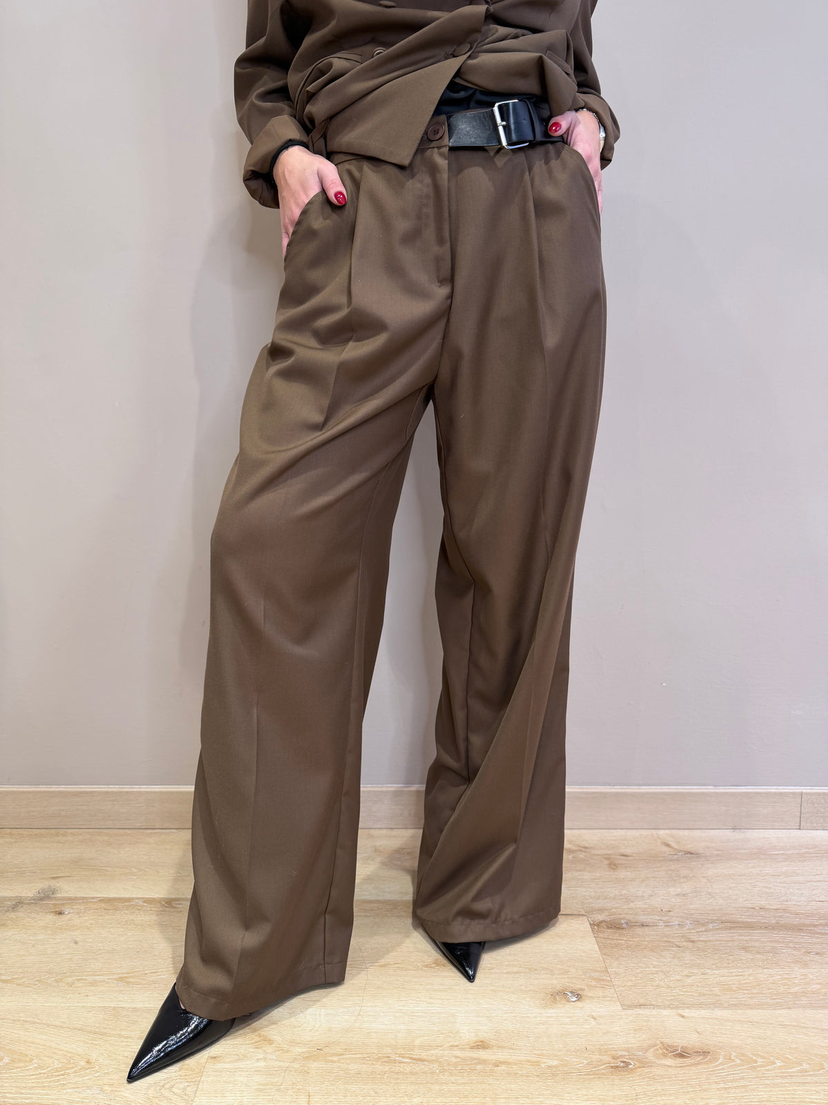 Pantalone palazzo con cintura regolabile