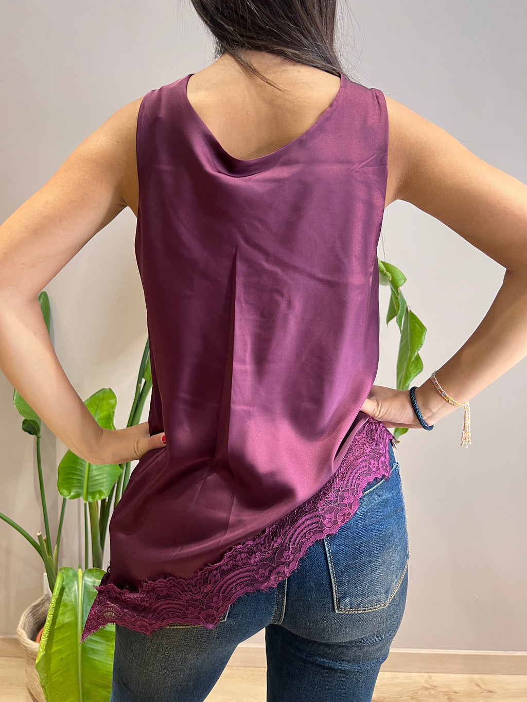 Top satin spalla larga