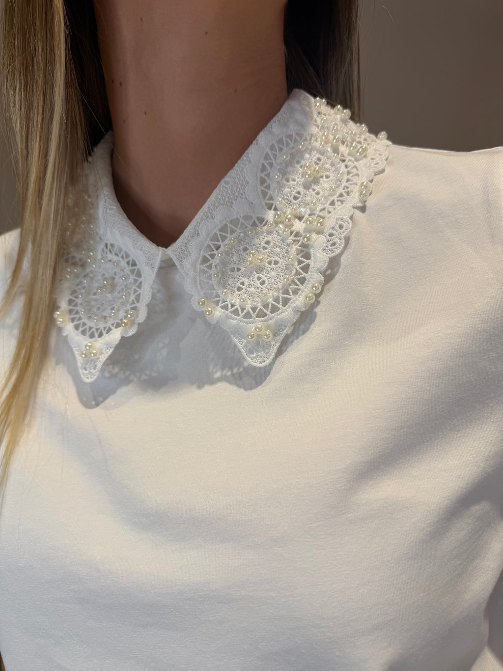 T-shirt con colletto perle