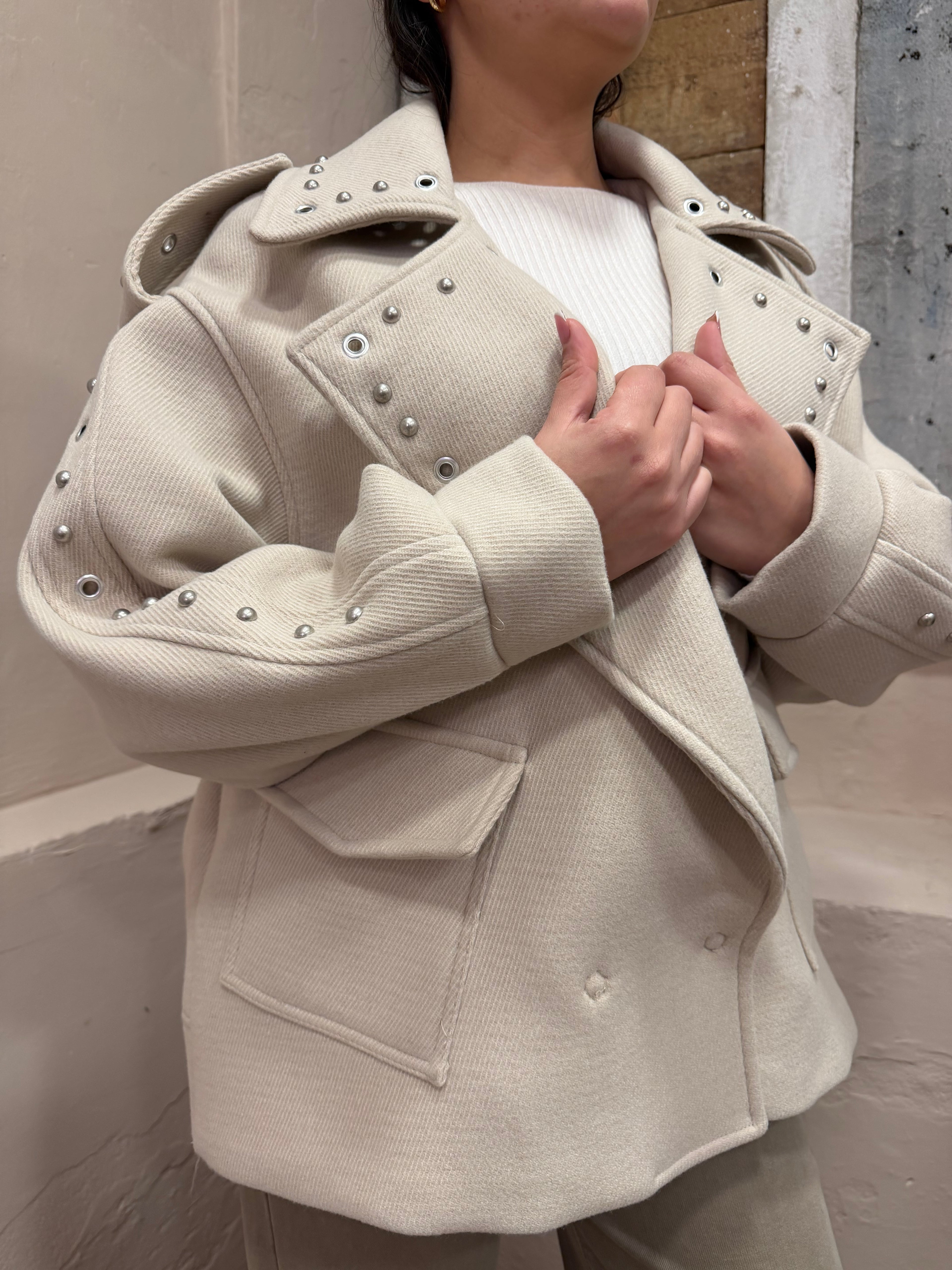 Cappotto panna borchiato