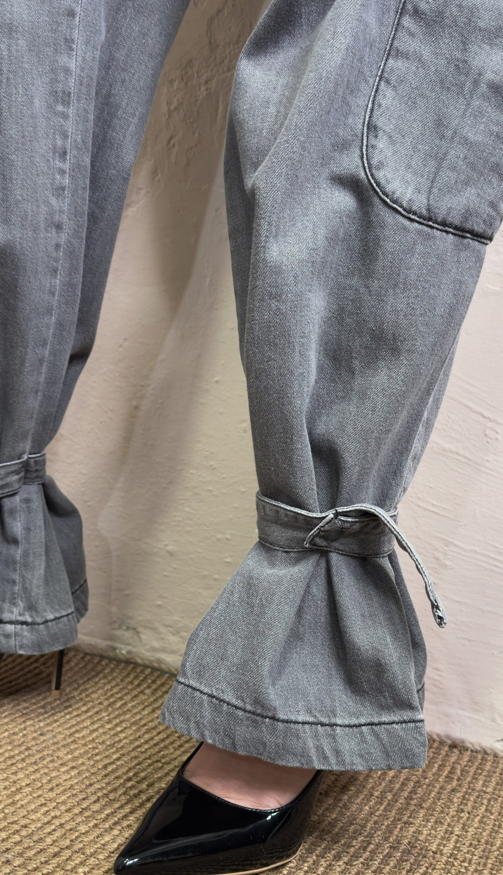 JEANS CARGO DENIM NERO CON TASCHE