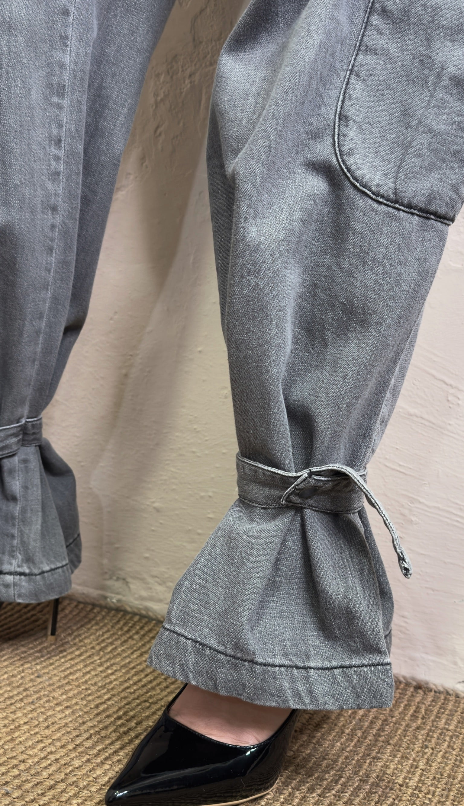 JEANS CARGO DENIM NERO CON TASCHE