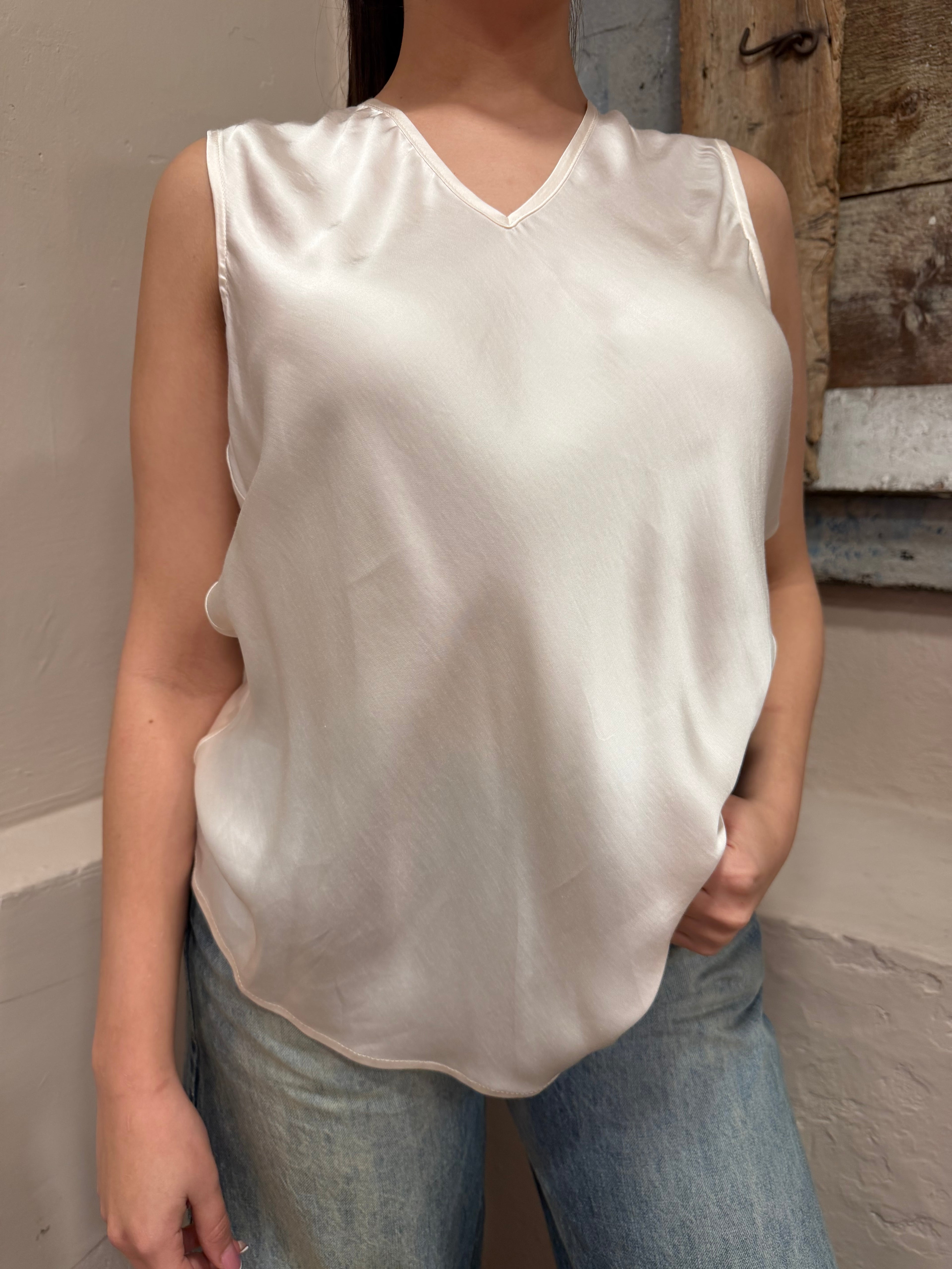 Top raso collo a V 100% viscosa