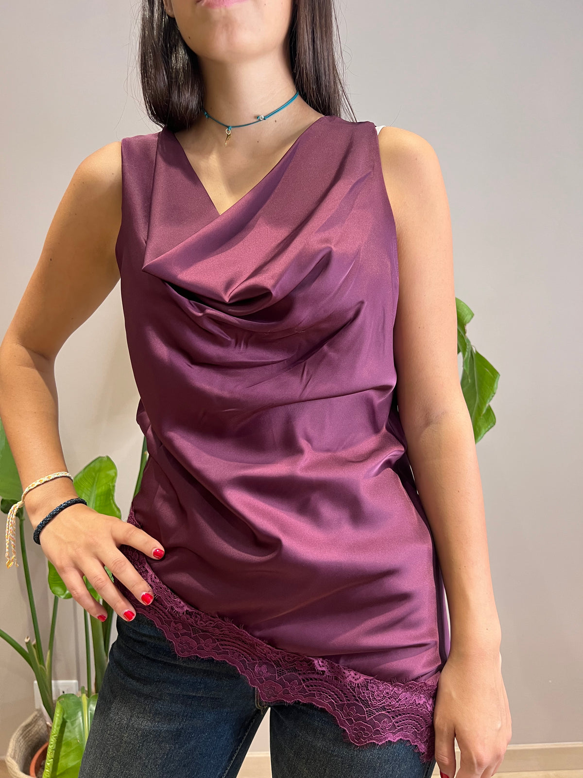 Top satin spalla larga