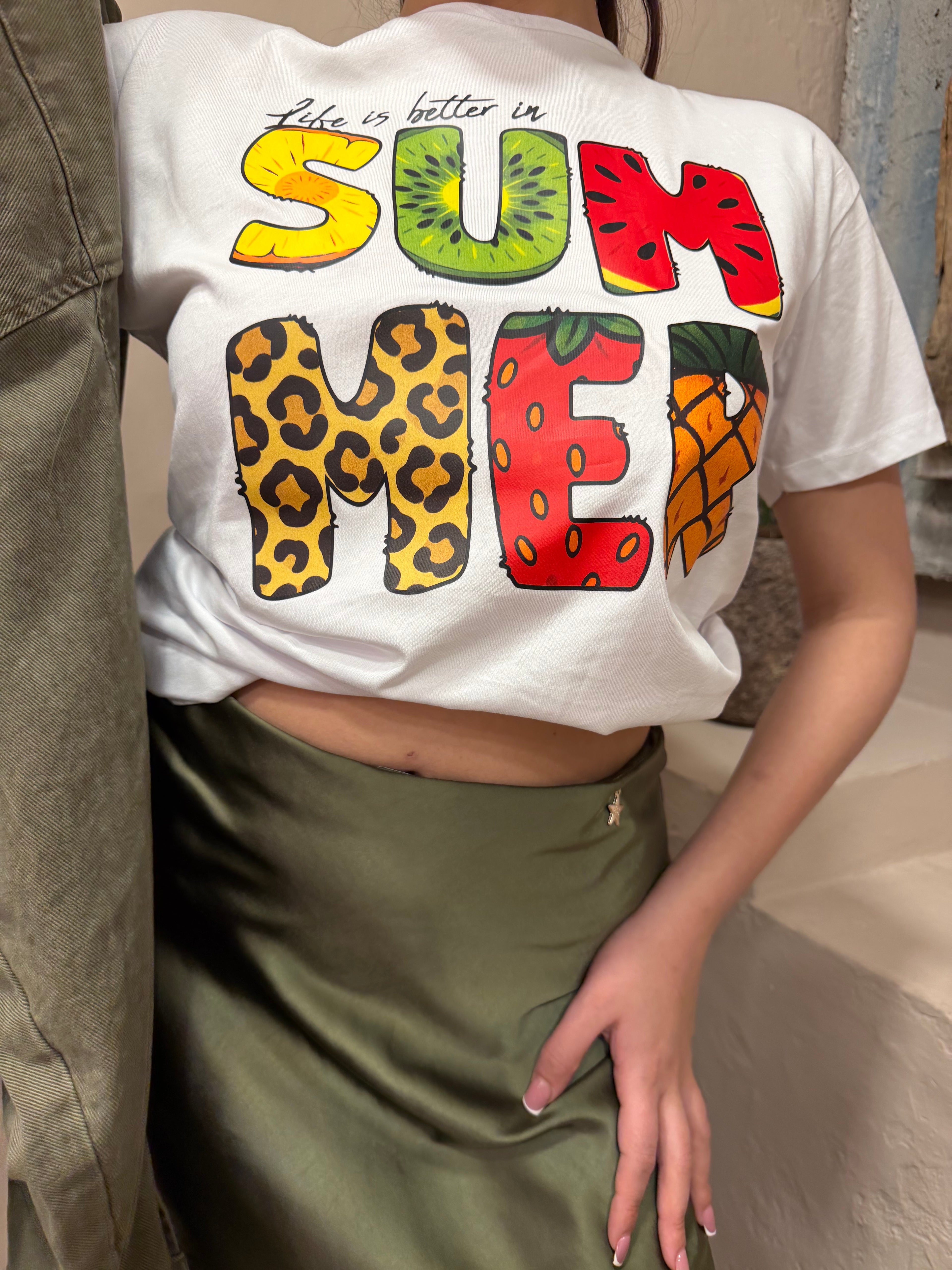 T-shirt bianco con scritta a colori