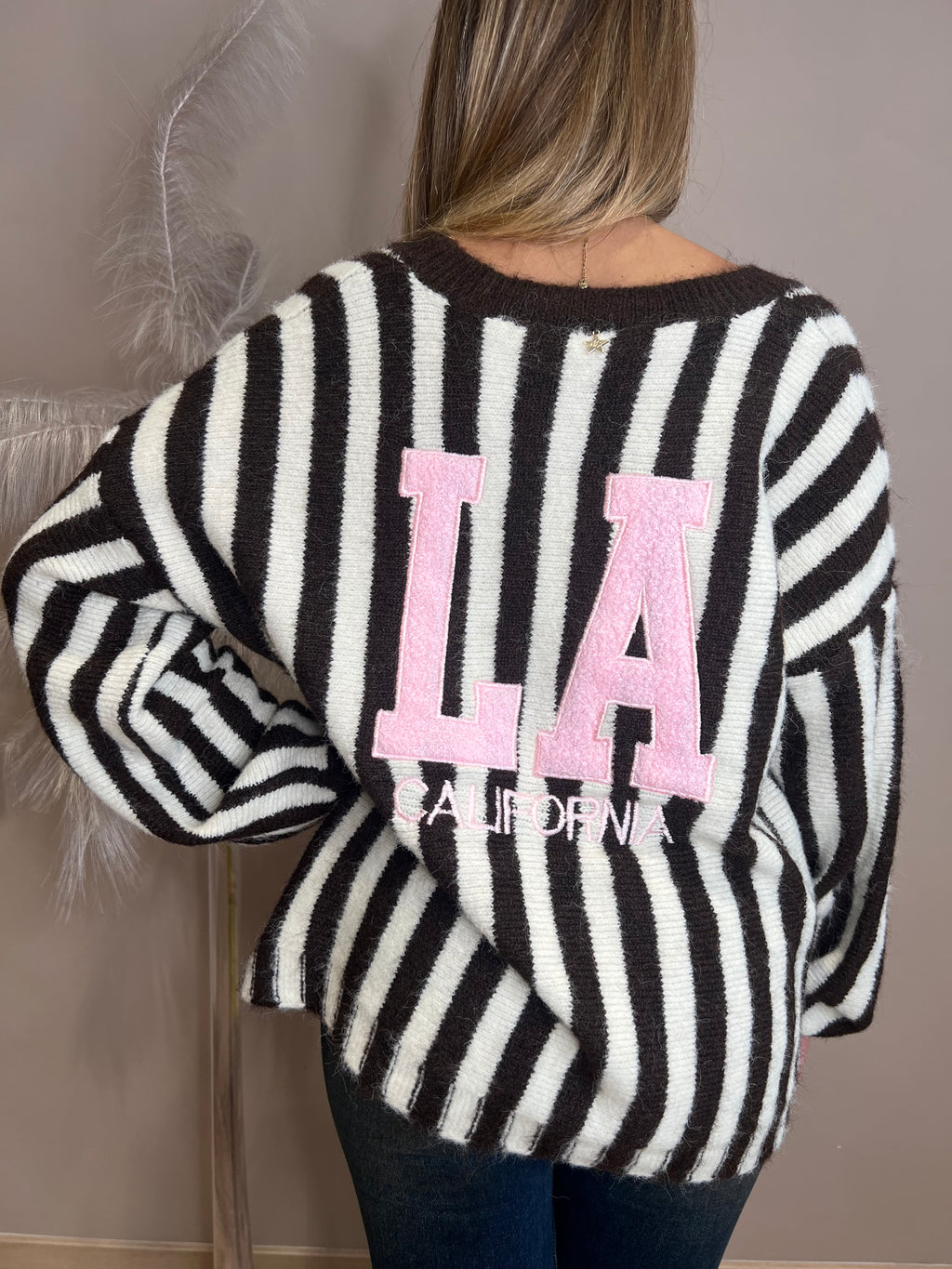 Cardigan riga cioccolato scritta LA