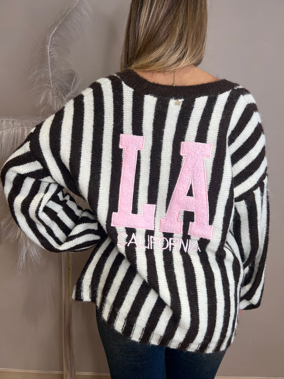 Cardigan riga cioccolato scritta LA