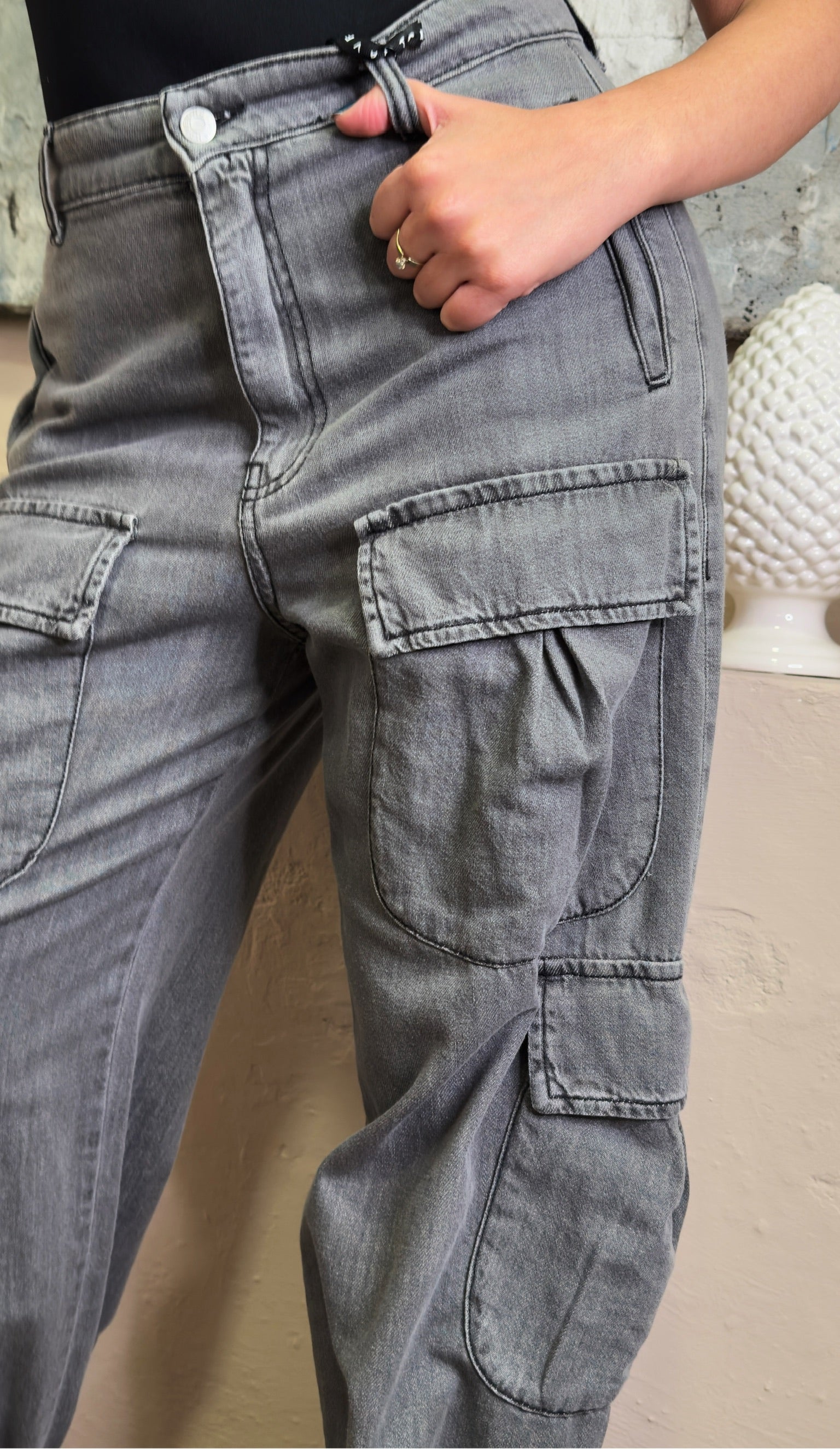 JEANS CARGO DENIM NERO CON TASCHE