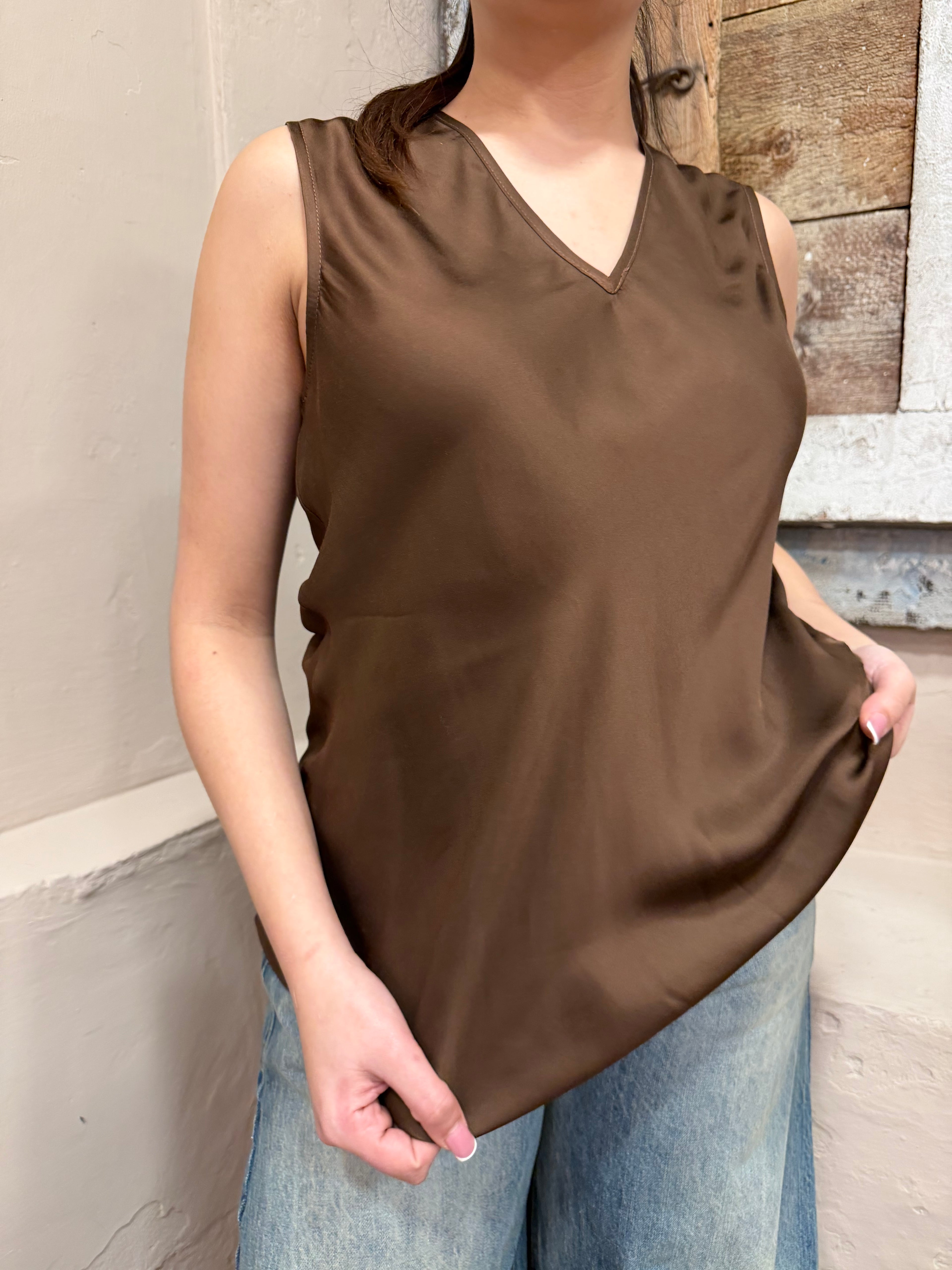 Top raso collo a V 100% viscosa