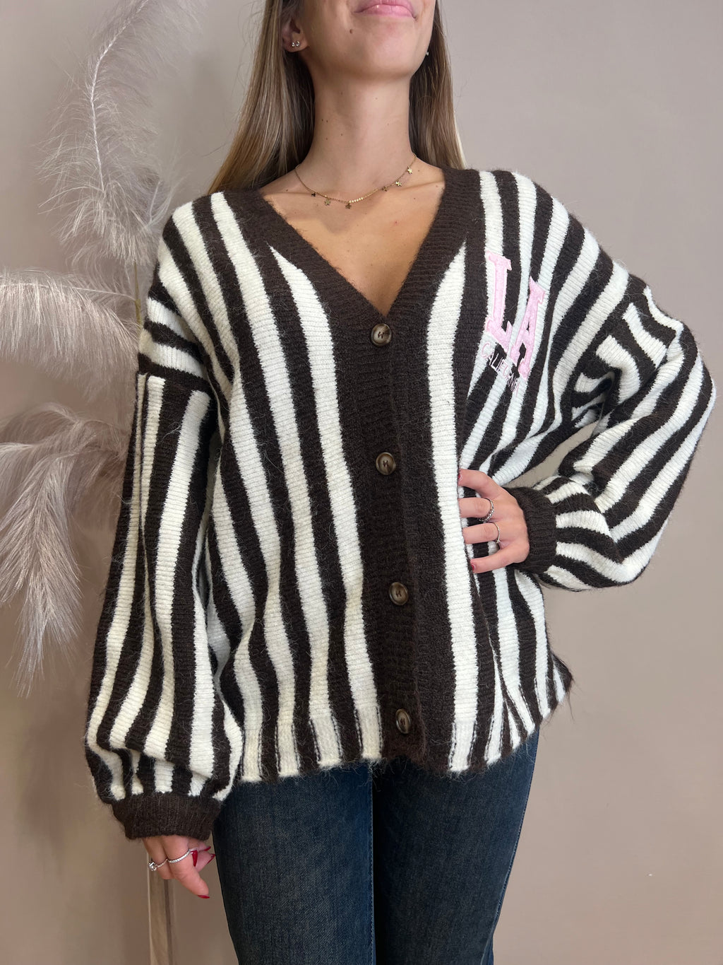 Cardigan riga cioccolato scritta LA