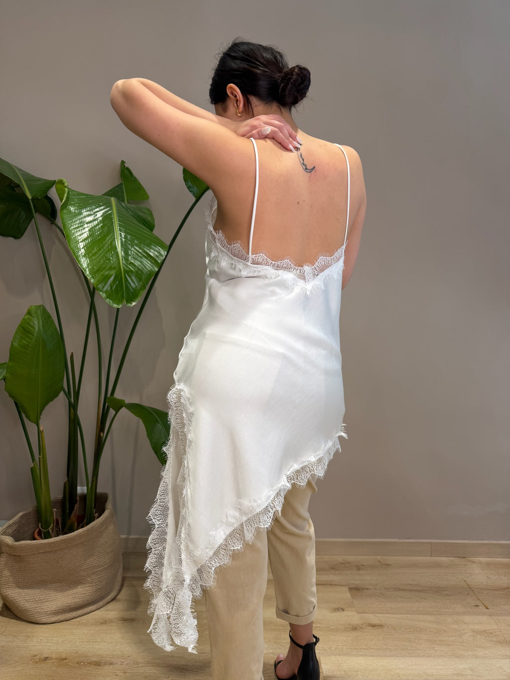 Abito in Raso con Inserto in Pizzo – Elegante e Femminile