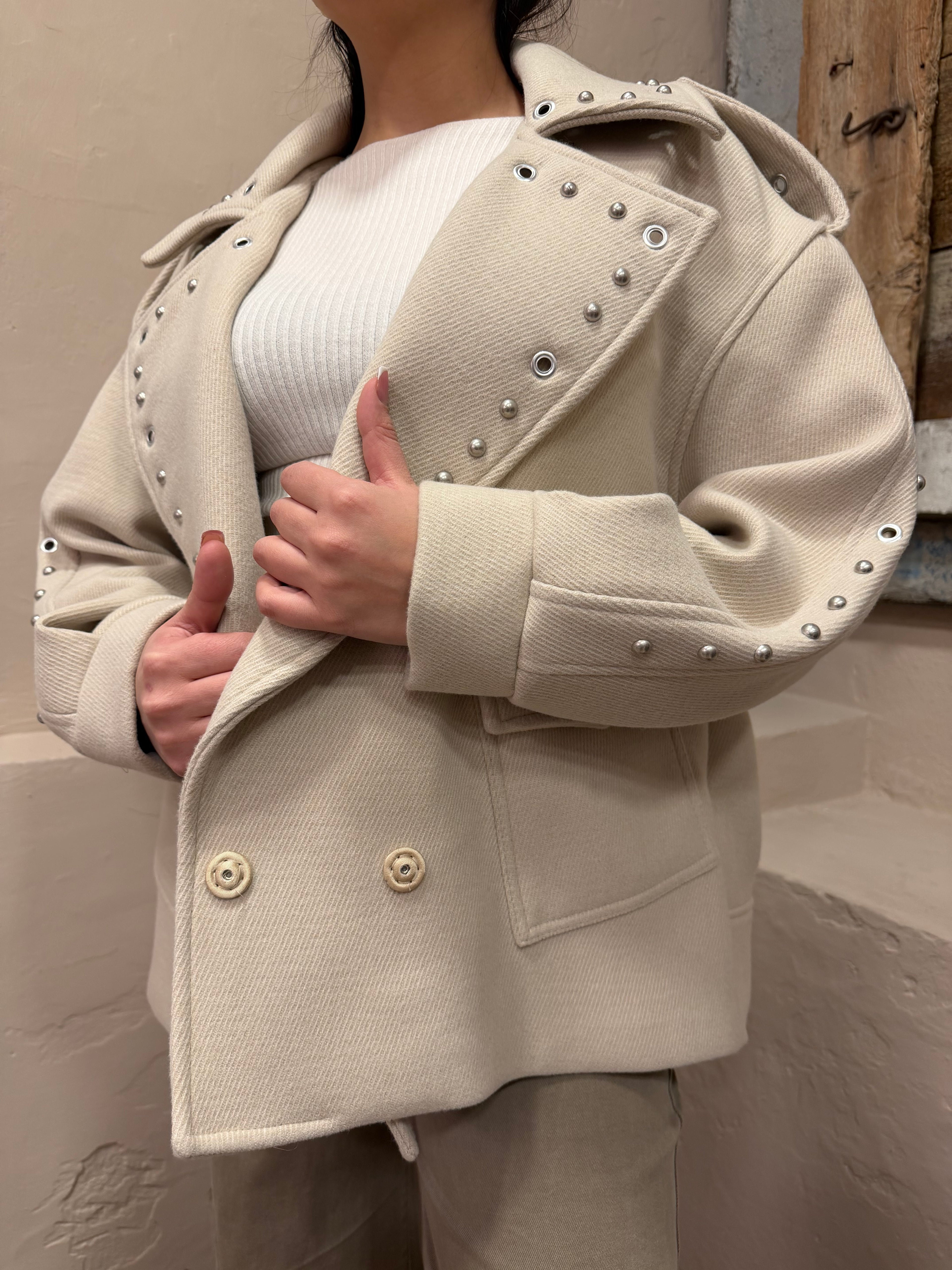 Cappotto panna borchiato