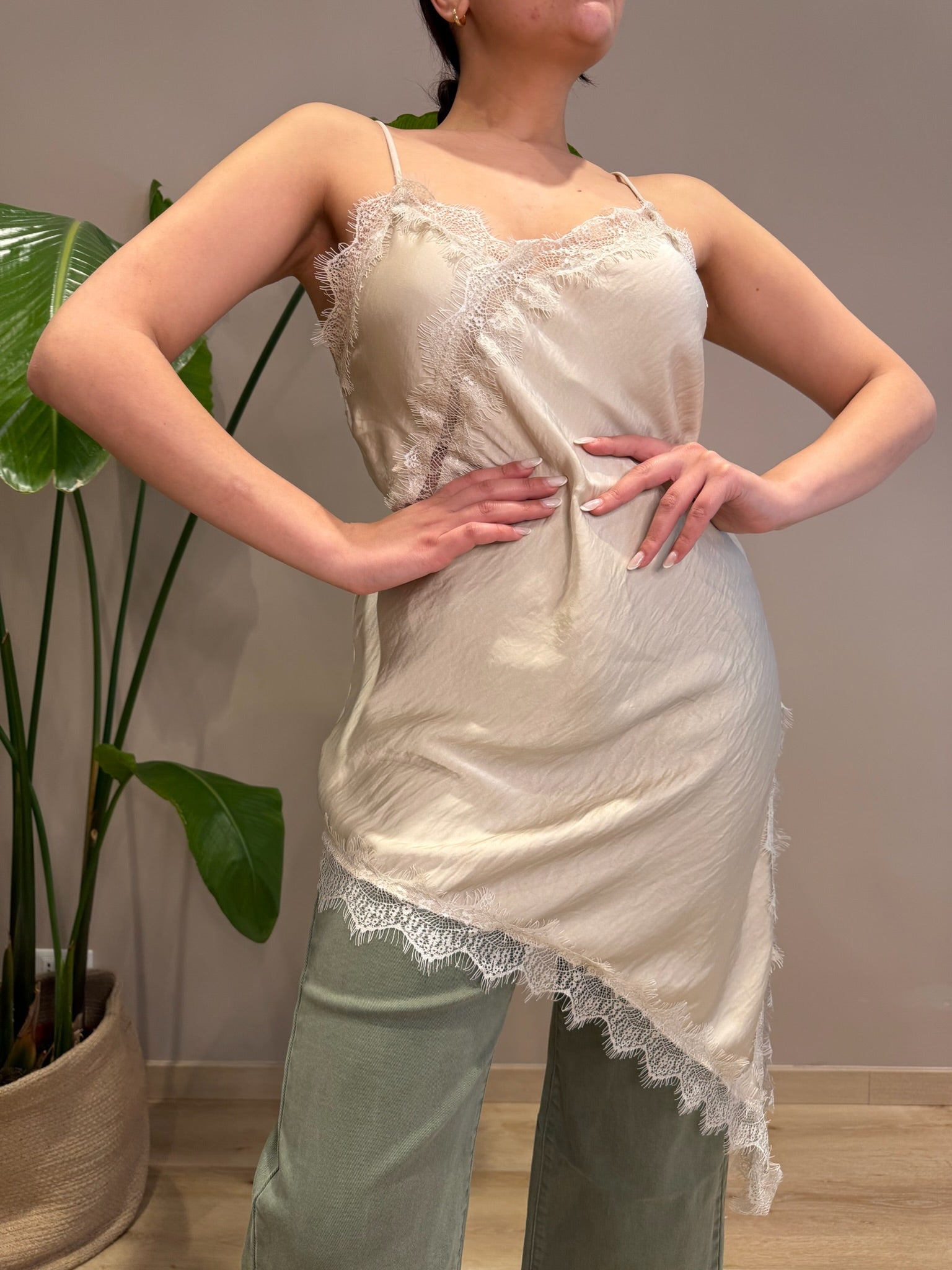 Abito in Raso con Inserto in Pizzo – Elegante e Femminile