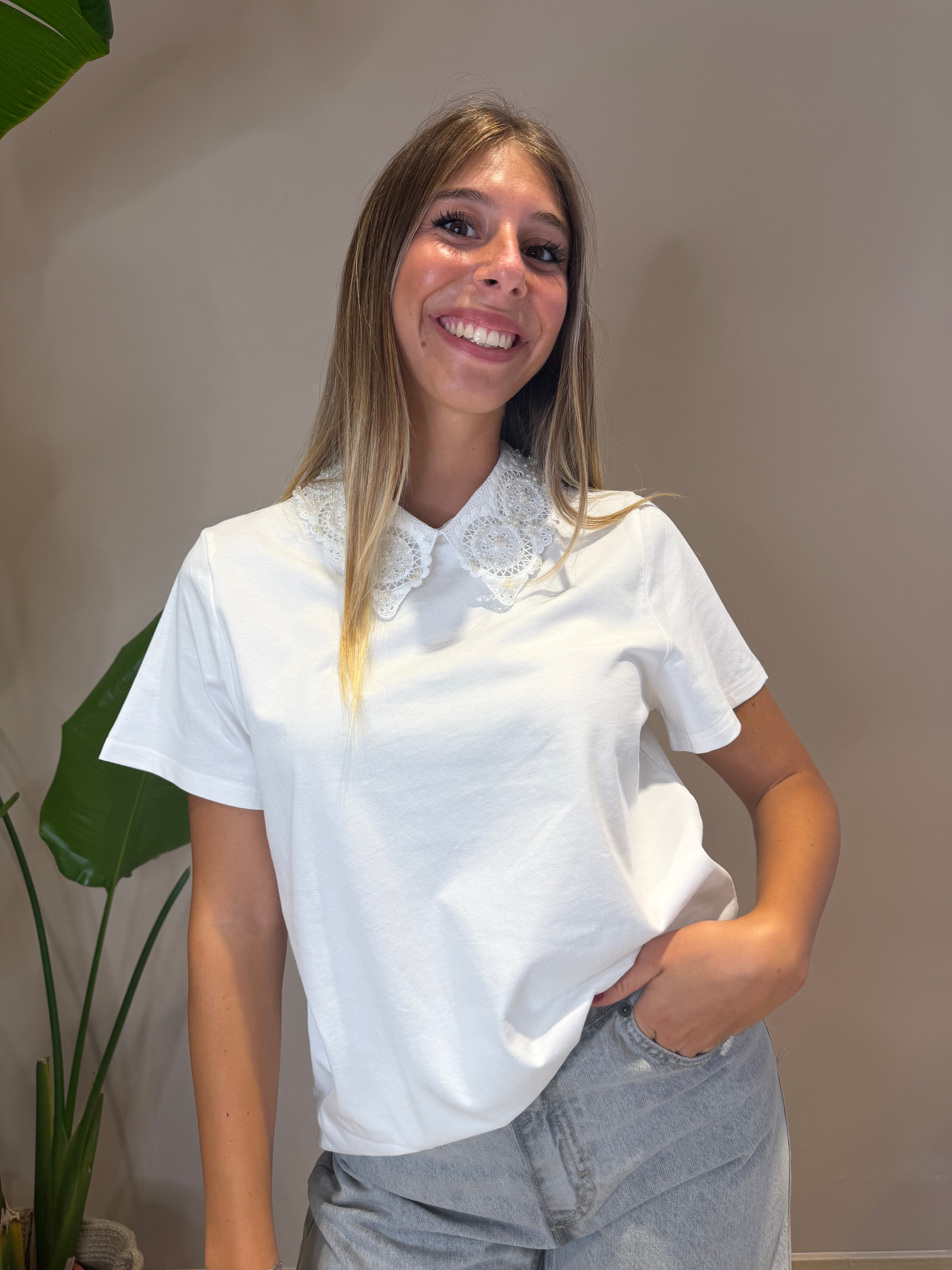 T-shirt con colletto perle