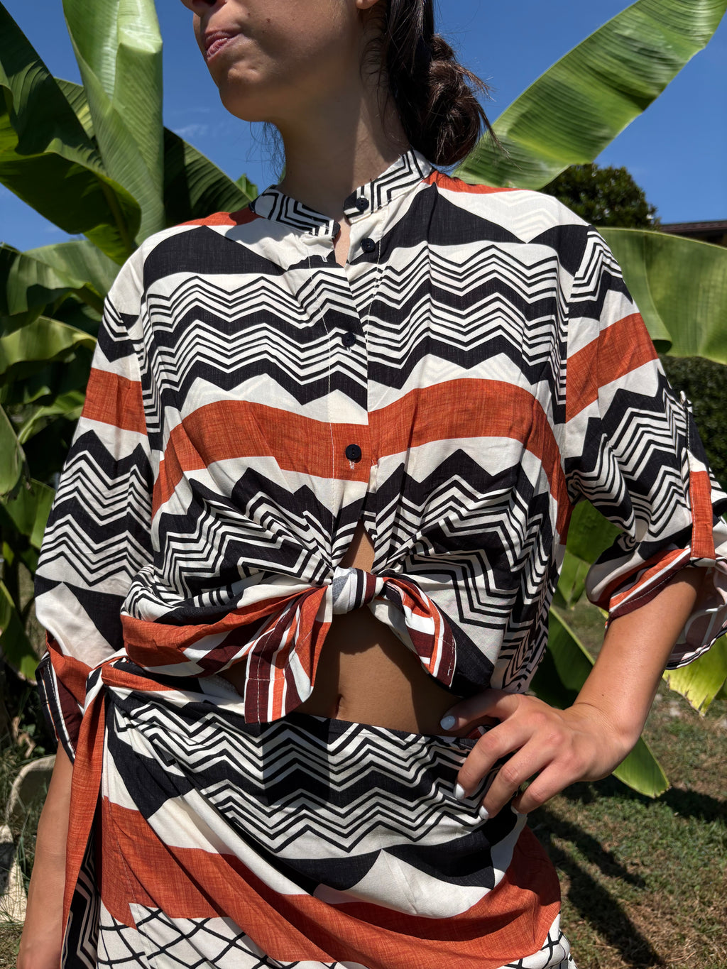 Camicia nero e arancio
