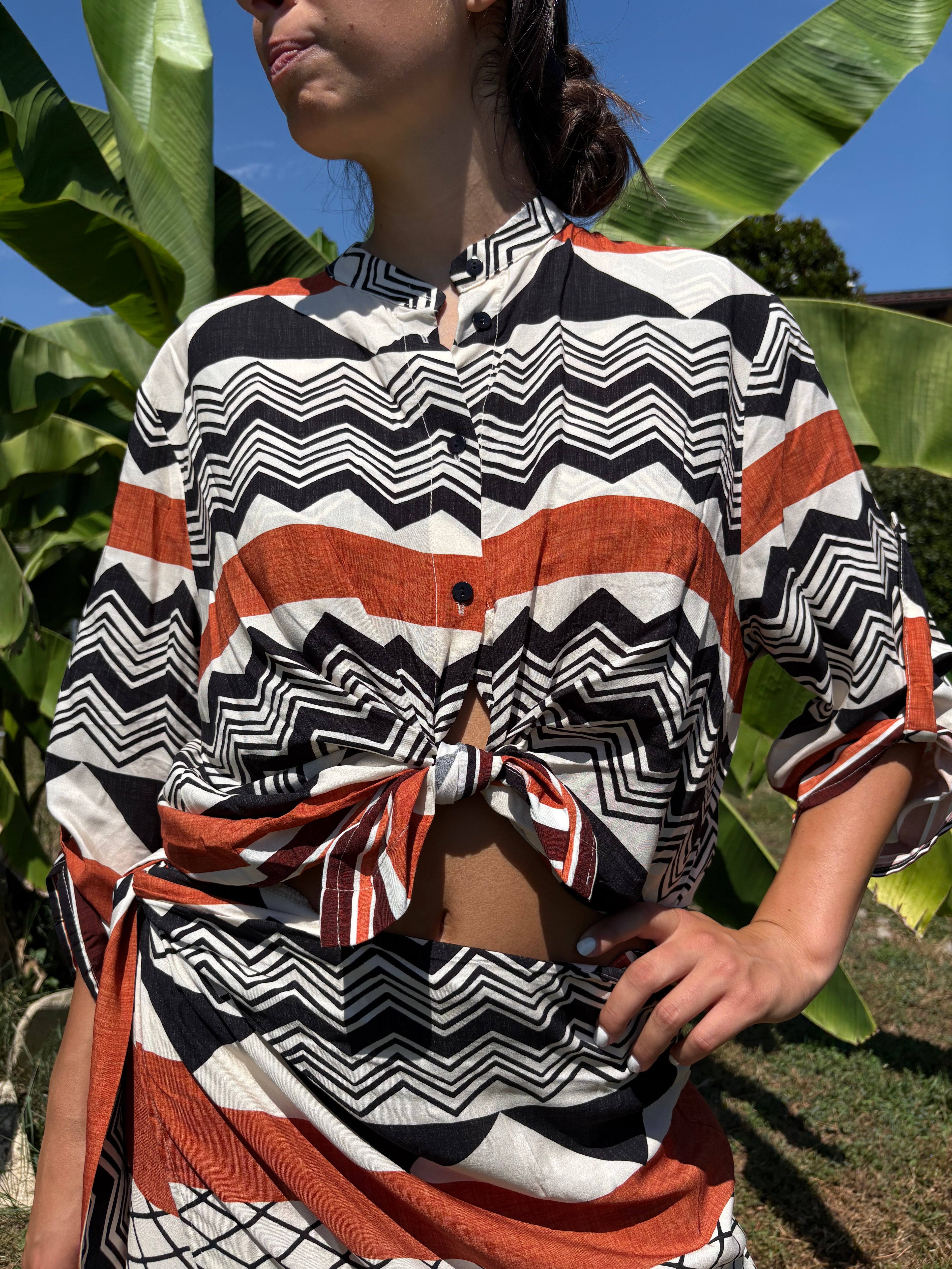 Camicia nero e arancio