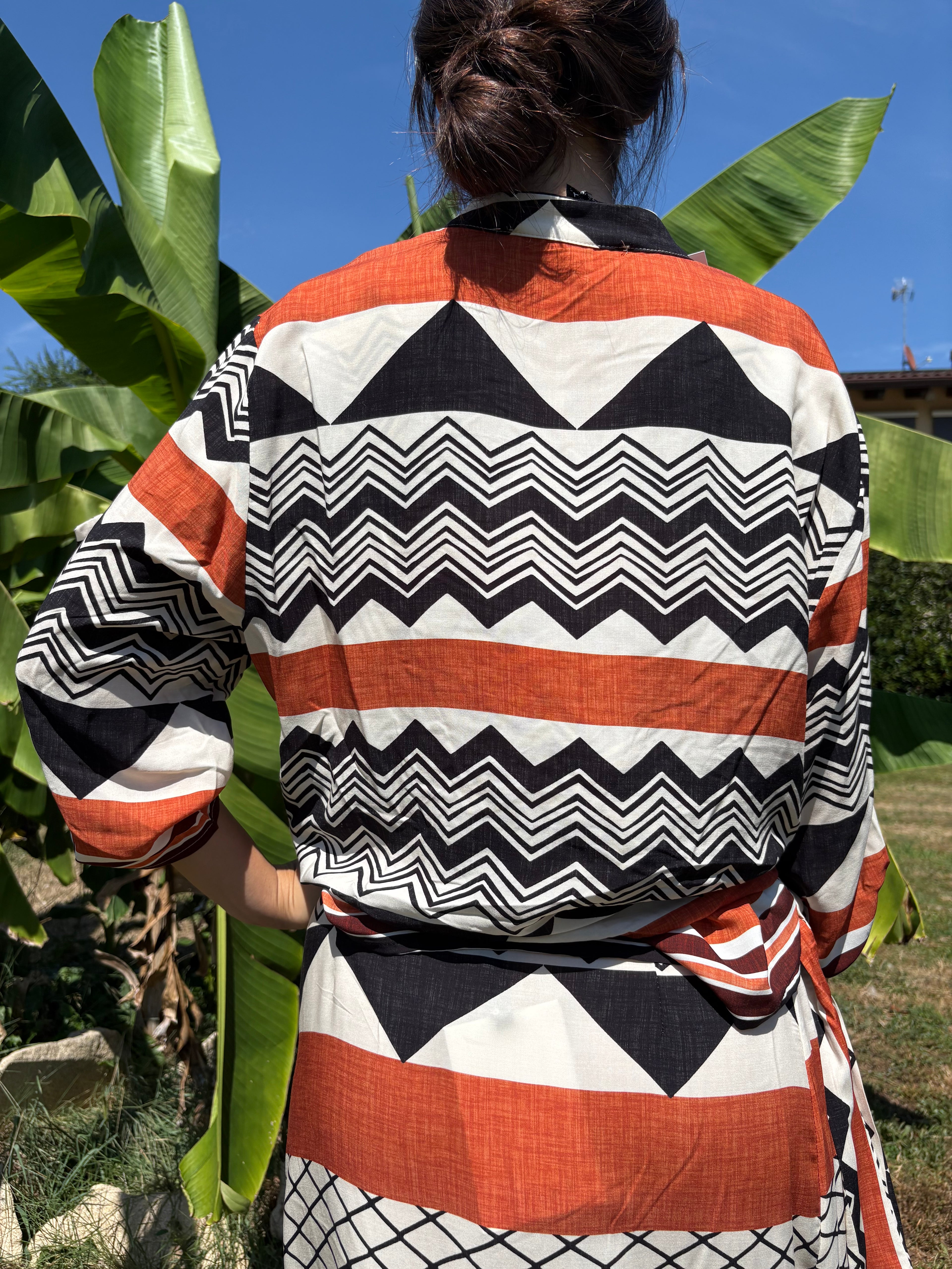 Camicia nero e arancio
